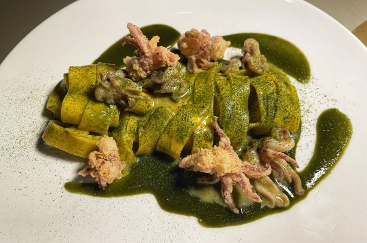 Tagliatelle, calamari e alghe dell’Atlantico: «L'anima bretone di questo piatto viene data dalle alghe, con cui prepariamo una crema. Mentre la parte italiana è rappresentata dalle tagliatelle e dai ciuffi di calamaretti, morbidi e croccanti. La sorpresa di questo piatto è una polvere di alloro tostato: l'alloro è un'erba aromatica che spesso si dà per scontata, poco considerata. Qui invece dà una spinta notevole al piatto»