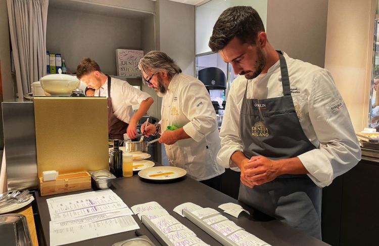 Edoardo Traverso, executive chef di Identità Golose Milano, al fianco di Philippe Léveillé durante il servizio