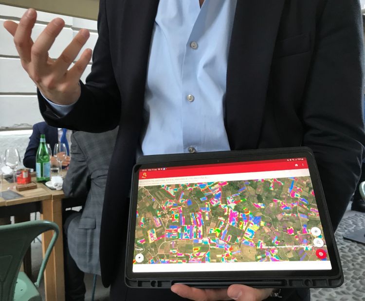 L'enologo Marco Giulioli, braccio destro di Riccardo Cotarella, mostra la app che permette di monitorare ogni signolo vigneto per poi vinificare separatamente ogni parcella
