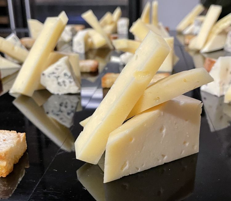 Formaggio, formaggio e ancora formaggio: nel nostro caso abbiamo assaggiato una toma di Gressoney, ottenuta da un latte vaccino semi grasso e stagionata in grotta ( in diverse stagionature, 60 giorni/ 90 giorni - morbido), ha un profumo penetrate di burro fuso, un gusto caldo, e una spiccata sapidità bilanciata da una avvolgente morbidezza
