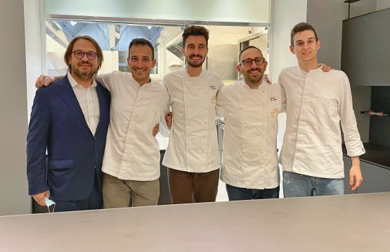 Con il restaurant manager di Identità Golose Milano Andrea Polini, il resident chef Edoardo Traverso, e due dei componenti della brigata di Dalla Gioconda
