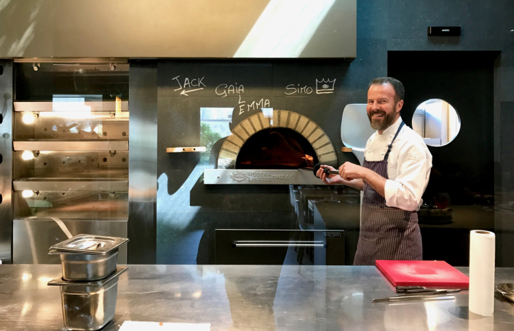 Simone Padoan al forno del suo I Tigli. Il maestro