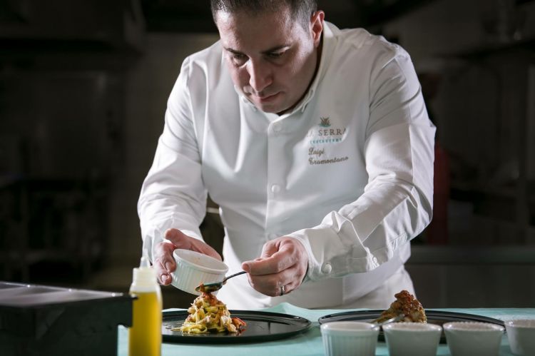 Lo chef al lavoro nella cucina del ristorante La Serra, all'interno dell'hotel Le Agavi
