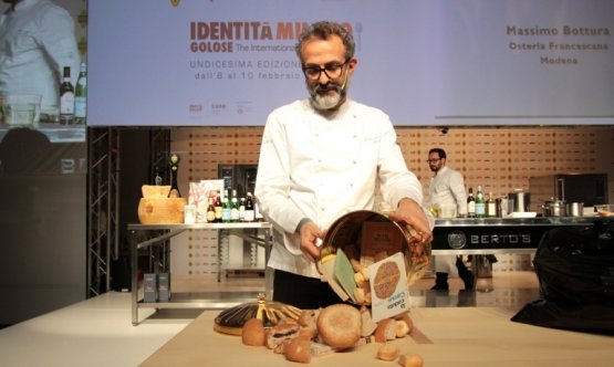 Bottura durante la sua memorabile lezione a Identità Milano 2015, il cui fulcro è stato proprio il tema del recupero