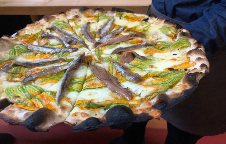 Pizza tonda romana con fiori di zucca e alici, Osteria di Birra del Borgo
