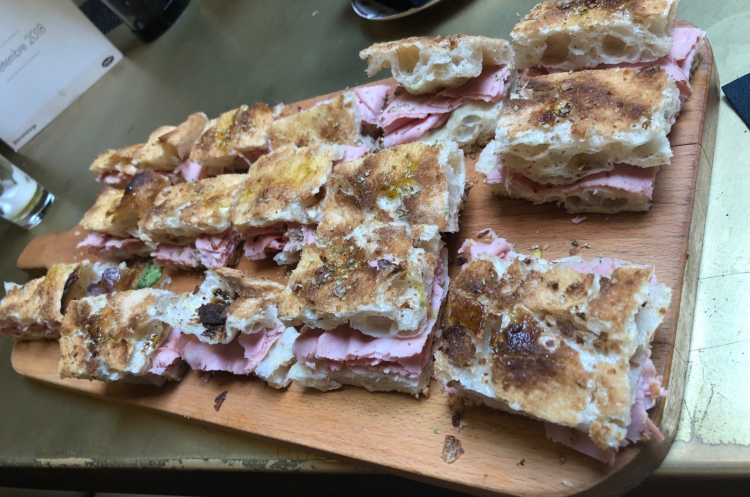 Pizza in teglia farcita con mortadella di Luca Pezzetta, Osteria di Birra del Borgo
