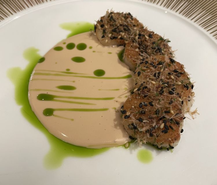 Capasanta scottata, furikake, crema di mandorle e olio al coriandolo
