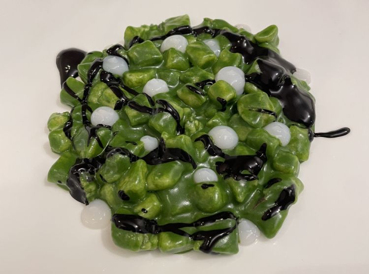 Gnocco di patate mantecato con burro alle ortiche, crudo di seppia e salsa al nero
