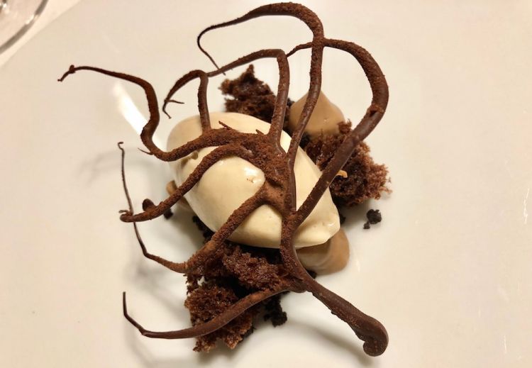 Crema gelata alla nocciola piemontese, terra di cacao a doppia fermentazione, pralinato alle nocciole croccanti, spugna fondente allo zucchero grezzo