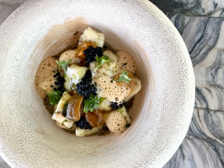 Gnocchi con burro affumicato alle alghe, emulsione di ricci e caviale di aringa