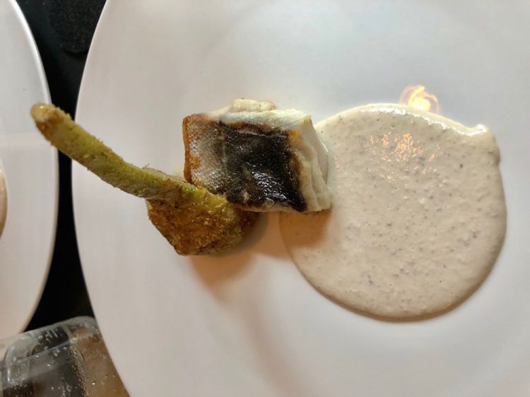 Barracuda, salsa di noci e carciofi