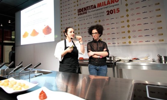 Caterina, insieme a Sonia Gioia, sul palco di Identità Piccanti al congresso dello scorso febbraio