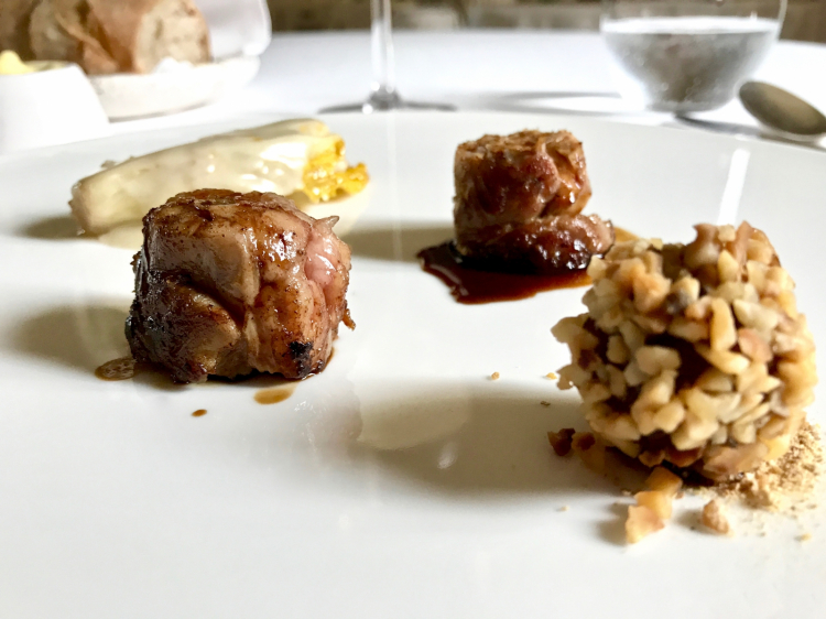 Coniglio, salsa d’acciughe, indivia, fegatino ricoperto di nocciole