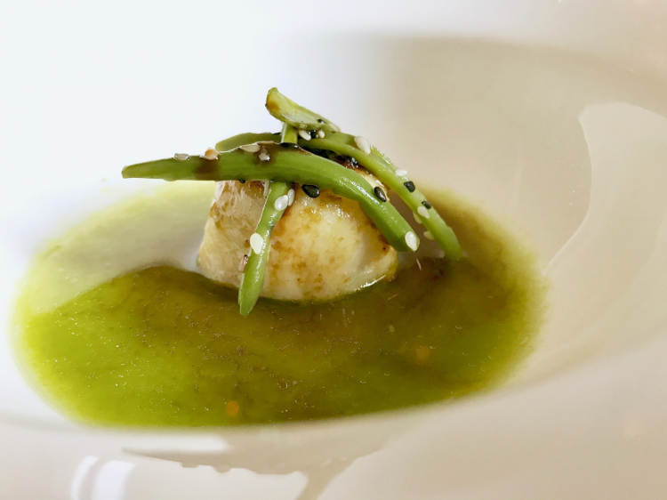 Gnocco di patate ripieno di pecora impignata, centrifuga di friggitelli, fagiolini ai semi di sesamo tostato e olio di sesamo tostato