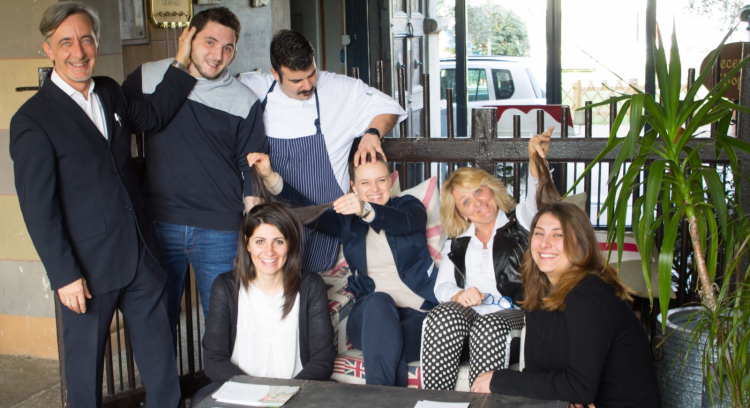 Lo staff del ristorante a Sillavengo. Primo da sinistra il maître-sommelier Roberto Tronconi, seconda da destra Sabrina Vittore
