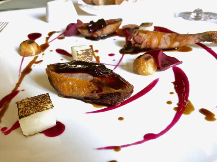 Colombaccio di passo fasanese, sedano rapa crudo fermentato nel miso e bruciato, salsa e gel di rape rosse, cavolo rapa cotto a bassa temperatura e bruciato