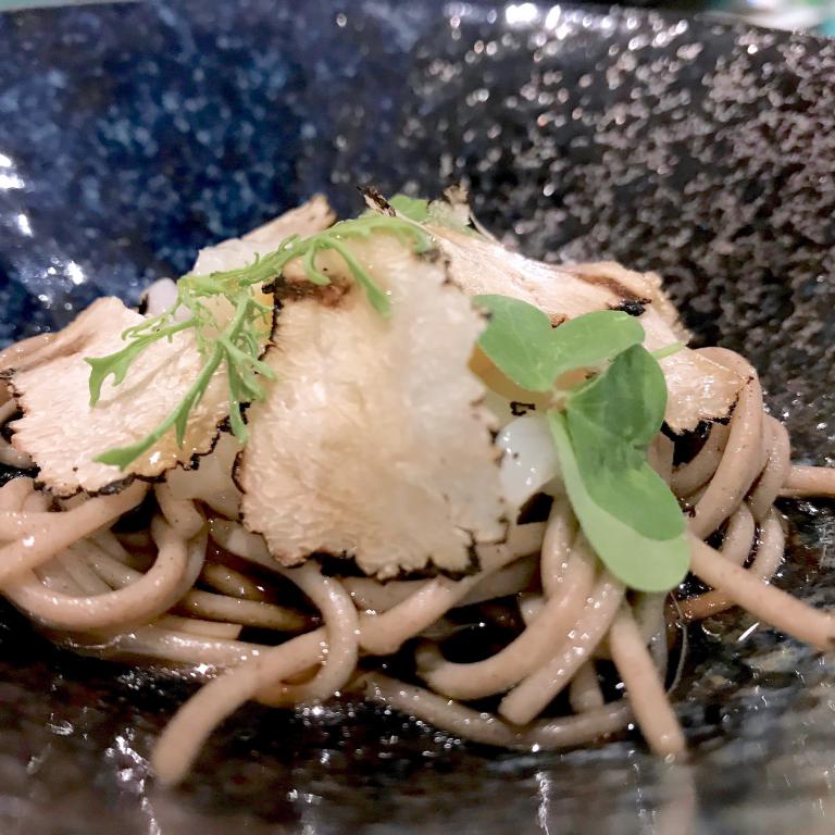 Spaghettini di grano saraceno e calamari Ika Somen con brodo di pesce, tuorlo di quaglia e tartufo estivo (foto Passera)
