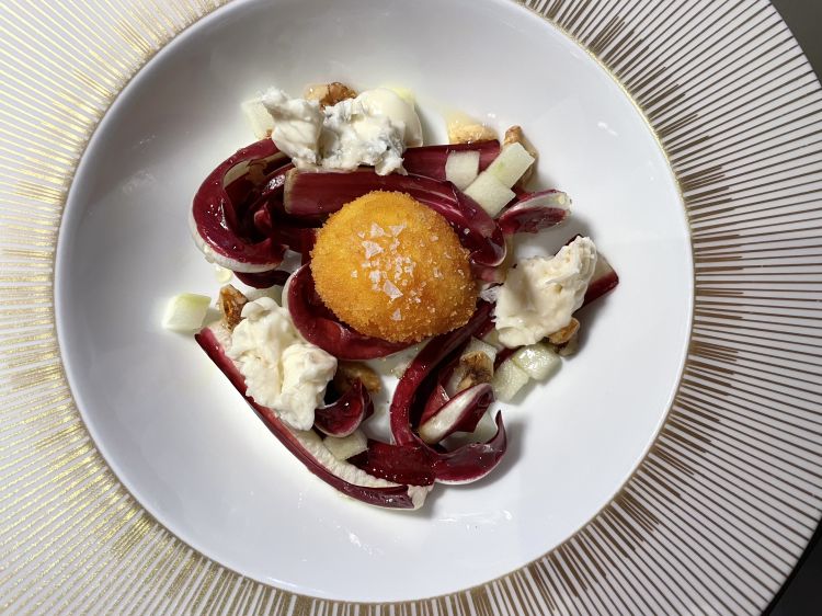 Tuorlo croccante, punte di radicchio tardivo, mela verde, miele, noci tostate e gorgonzola dolce