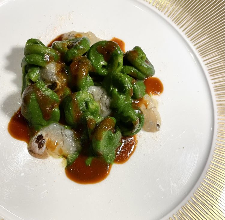 Pasta di Gragnano, estrazione di bietole, canocchia cruda, riduzione e polvere di carapace