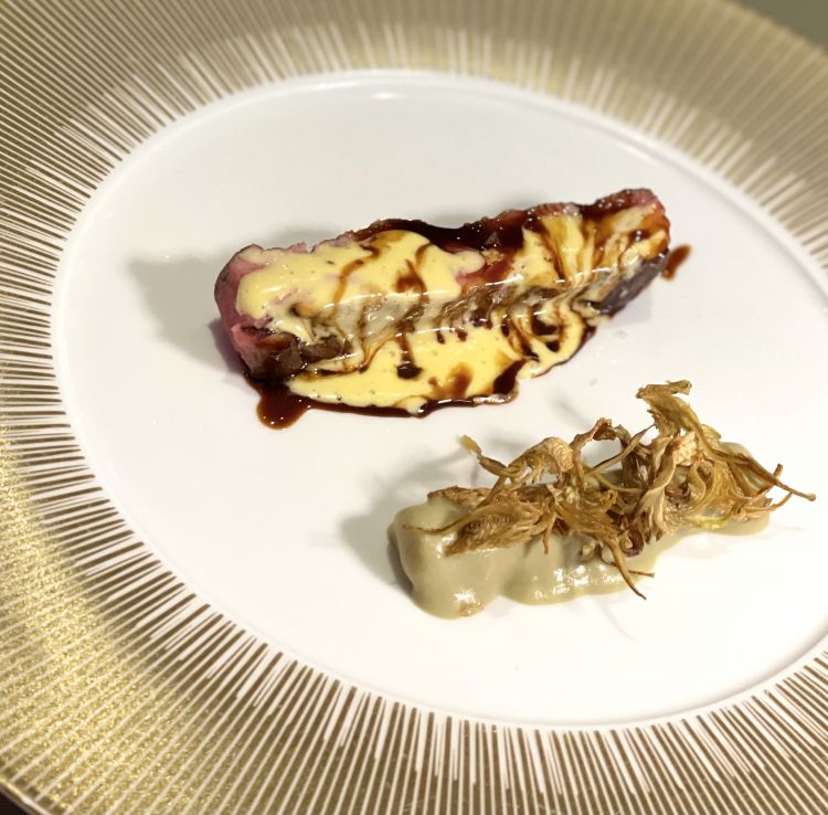 Bavetta di manzo arrosto, salsa bernese, carciofo e riduzione di manzo