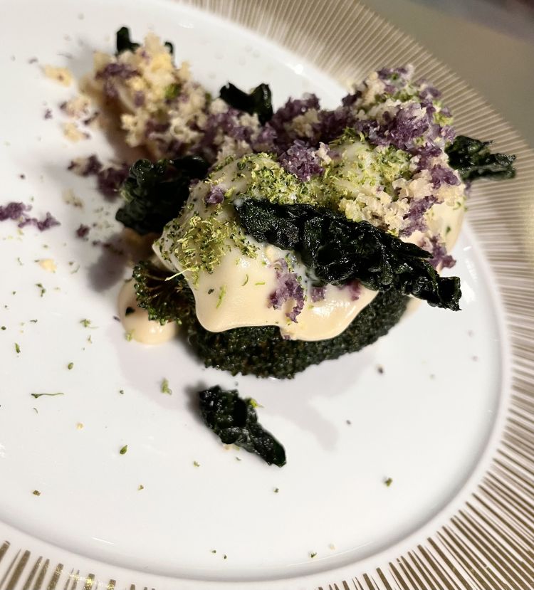 Broccolo fritto, crema di cavolfiore e chips di cavolo nero
