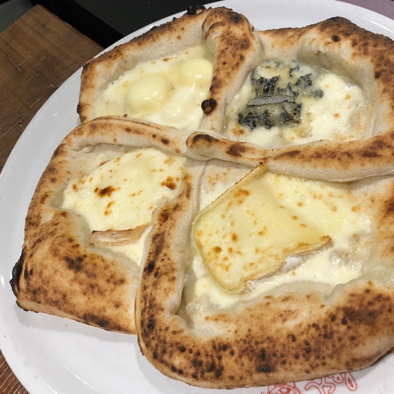 Visto il successo della Margherita in 3D, Scaglione ha aggiunto un quarto cerchio per realizzare la Quattro formaggi. In ogni quadrante c'è un formaggio lombardo: Scimudin a crosta fiorita, Taleggio, Caprino di Montevecchia e Gorgonzola stagionato con miele, da gustare in quest'ordine
 
