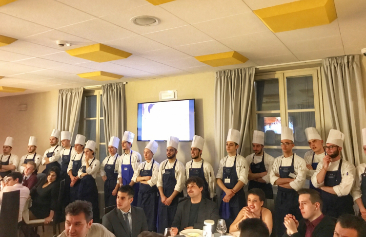 Gli allievi del Corso Superiore di Cucina di ALMA che hanno cucinato con e per Matteo Baronetto. Tra pochi giorni raggiungeranno le destinazioni in cui svolgeranno uno stage di 5 mesi, in uno dei molti ristoranti gastronomici che collaborano con ALMA