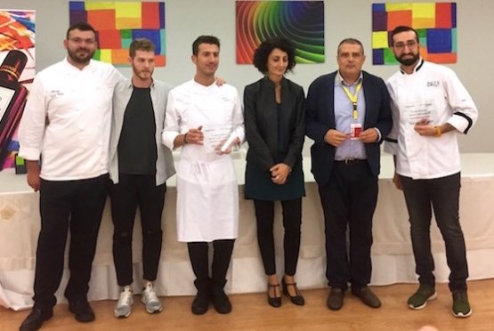 Alcuni giovani chef pugliesi in concorso a Taormina Gourmet. Sono quelli vestiti con la parannanza: Salvatore Amato, Domenico Capogrosso, Donato Calvi. Tra di loro lo chef Luca Abbruzzino, poi Clara Minissale e Fabrizio Carrera di cronachedigusto.it
