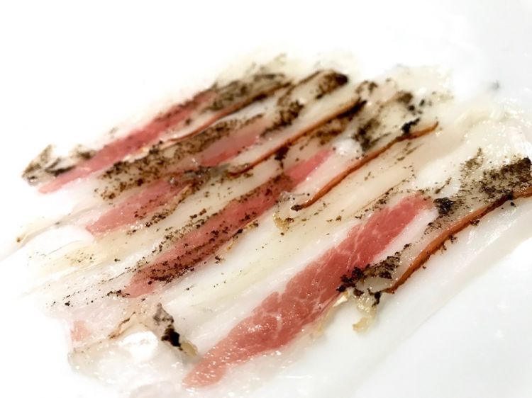 Lardo e seppia: si gioca con le somiglianze tra la seppia cruda tagliata al coltello e il salume. In più, il rosmarino
