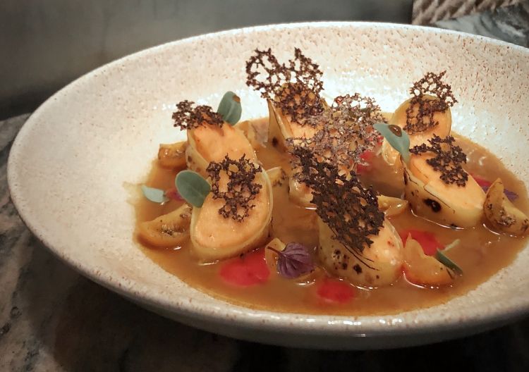 Cannelloni ripieni di astice, salsa di burro allo zafferano e bisque di gamberi, olio e tuile al caffè, pomodorini arrostiti