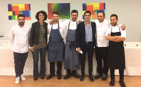 Giovani chef calabresi: Manuele Lecce, Emanuele Strigaro, Antonio Biafora, Michele Rizzo, Valerio Laino. Con loro la giornalista Clara Minissale e, terzo da destra, Giovanni Santoro, dello stellato Shalai di Linguaglossa, che ha fatto da giudice ai cinque
