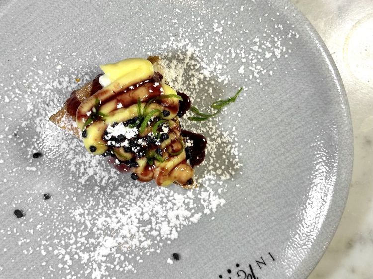 Gelsomina: trancio di pizza fritta, sfoglia di burro, crema pasticcera al limone, riduzione di gelsi, cristalli di violetta selvatica, zest di lime, zucchero a velo