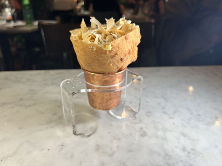 Sfogliatella fritta: il dolce tipico napoletano finisce nel cono fritto, quindi crema pasticcera, latte, semolino, ricotta, frutta candita, vaniglia, canella e al culmine le tagliatelle di pasta fillo per ricordare la croccantezza della sfogliatella. È un’idea di Stefano Pepe, figlio di Franco, ormai un mago delle pizze dolci, aveva già aperto questo filone con la Pastiera, stesso concetto, il morso della torta racchiuso nel cono fritto