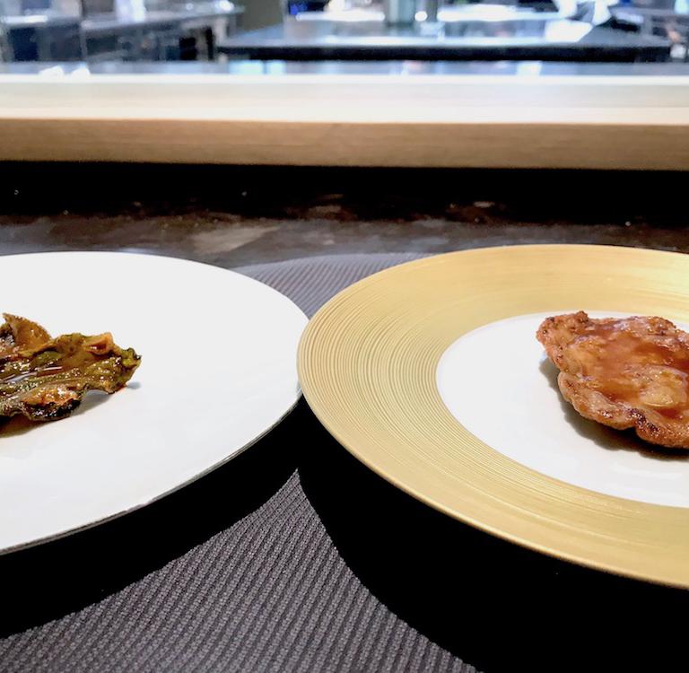 Confronto: Scaloppina al limone classica e rivisitata. A destra la ricetta tradizionale, a sinistra la scaloppina diventa una foglia di insalata glacialis in tempura con sugo di carne e limone
