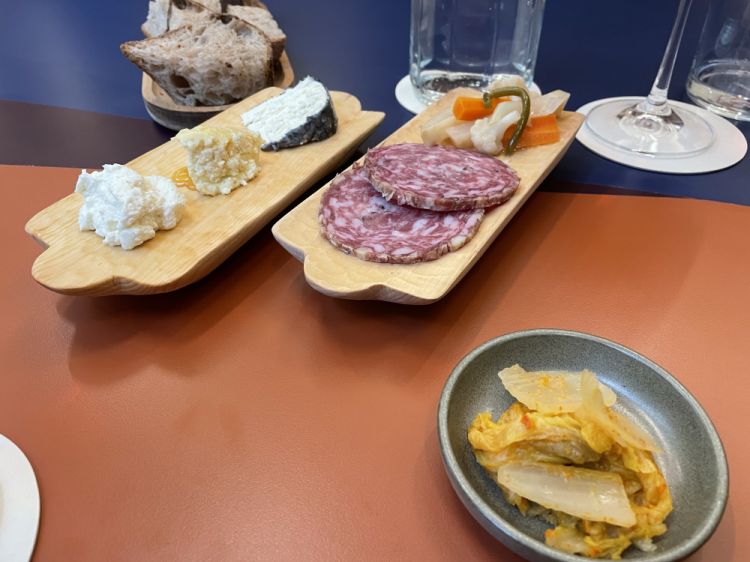 Una piccola selezione di robiole artigianalil, salame, giardiniera e kimchi