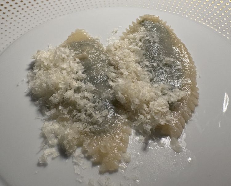 Ravioli burro e salvia: mentre Tomei preparava la pasta fresca, un pezzo ne &egrave; caduto per sbaglio nella friggitrice. Aveva sentori di burro al palato dello chef, da qui l'idea di realizzare un raviolo con quella pasta, farcita solo con la foglia di salvia
