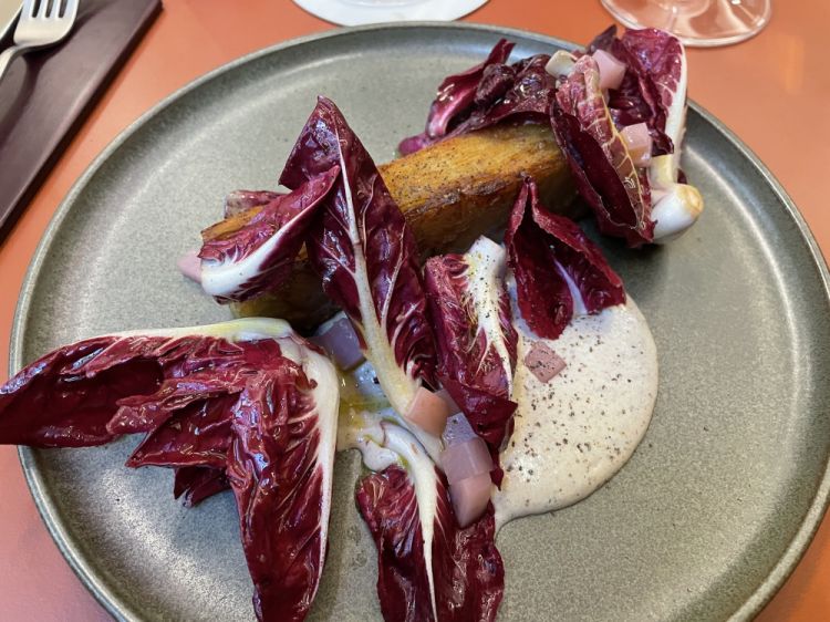 Terrina di patate croccante, aioli di patate cotte nella brace, insalata di cicorino e olio di porro bruciato