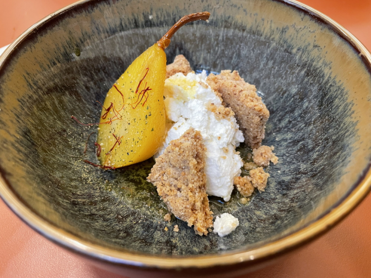 La nostra ricotta fatta in casa, pera poché speziata al miele, crumble di mais bianco (mezza porzione)