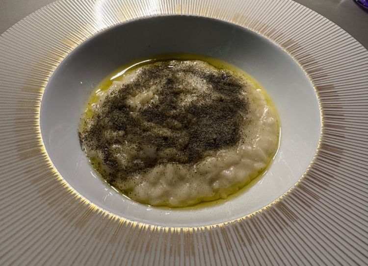 Riso terra e mare: un risotto preparato con burro affumicato,&nbsp;burro acido e polvere di borragine, ricca di Omega 3, che dona una nota marina al palato

