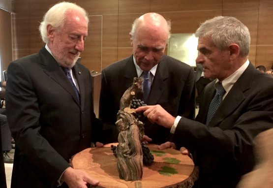 Aubert de Villaine, tra Zanoletti e Sergio Chiamparino, riceve il riconoscimento
