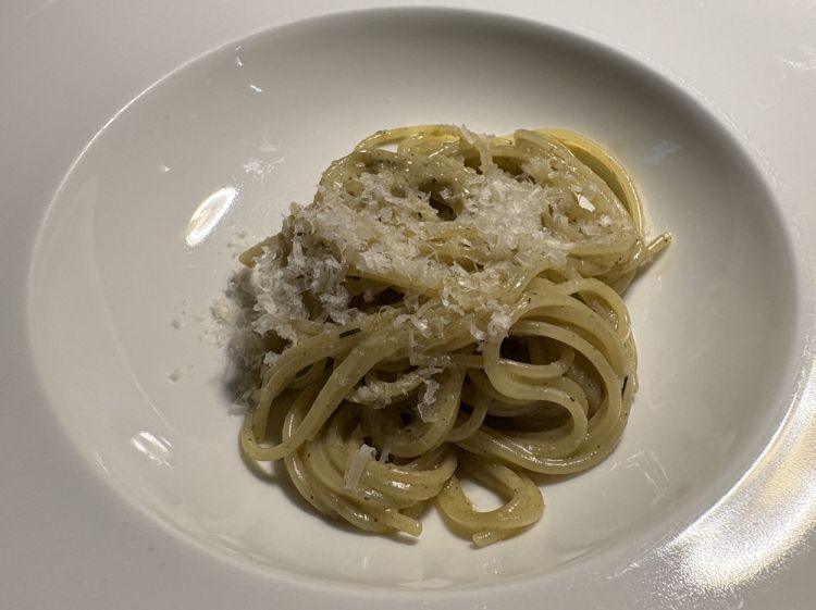 Pasta con pesto di elicriso: un pesto classico, in cui l'elicriso prende il posto del basilico, dando al piatto un'intensa nota amaricante
