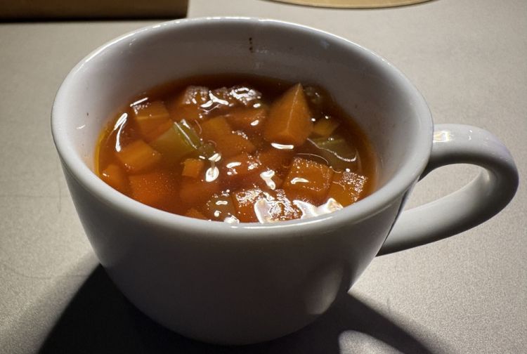 La lasagna che non c'&egrave;: una cr&egrave;me br&ucirc;l&eacute;e al rag&ugrave; guarnita&nbsp;con una zuppetta di soffritto
