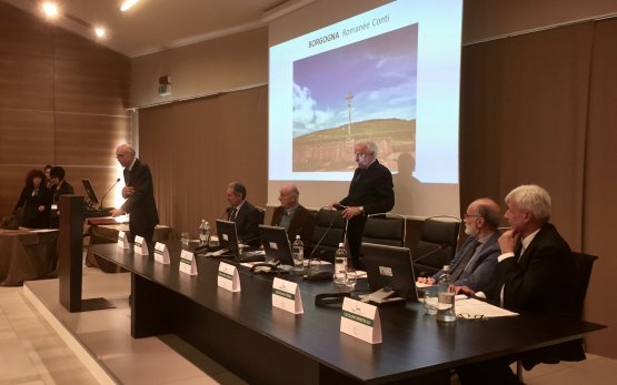 Il discorso di Aubert de Villaine. Sul palco, ad ascoltarlo, da sinistra a destra Gianfranco Comaschi (presidente dell'Associazione per il Patrimonio dei Paesaggi Vitivinicoli di Langhe-Roero e Monferrato), Paolo Pejrone, Tomaso Zanoletti, Giovanni Tesio e Luciano Bertello
