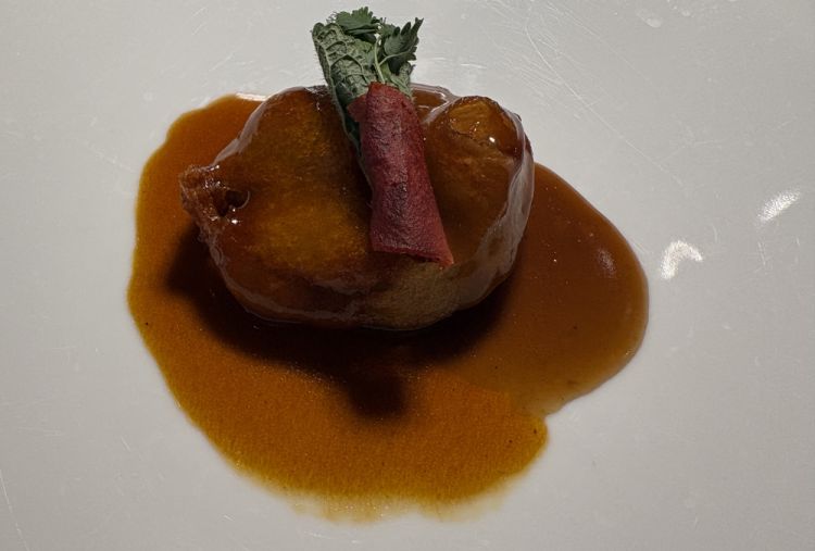 Collo ripieno di cortile: collo di pollo croccante, ripieno di coniglio e pollo, salsa di coniglio alla cacciatora e fondo di coniglio con olive amare
