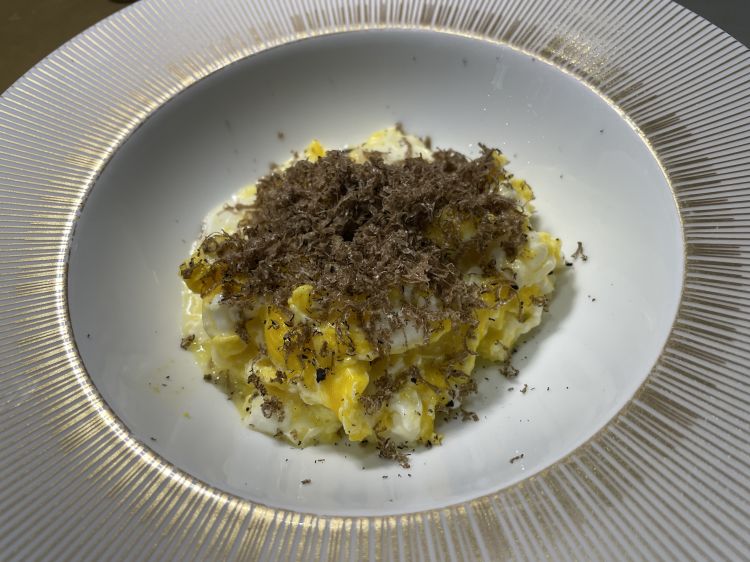 Uova strapazzate, mozzarella di bufala e tartufo nero
«I tre piatti che ho presentato a Identità Golose Milano vengono dalla carta della colazione al Luminist: in questo caso l'obiettivo era interpretare le uova con l'aggiunta di un ingrediente campano, dando in questo modo una connotazione territoriale a una ricetta classica»