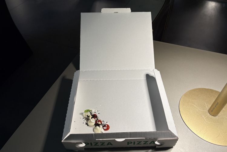 Pizza: nel cartone, un pre dessert che profuma davvero di pizza, con crema all'aglio, pomodoro, oliva e meringa al cappero
