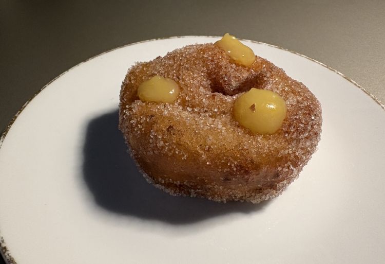 Bombolone lucchese: un bombolone che racchiude il gusto del buccellato lucchese, unendo due dolci tipici della citt&agrave; dove da anni si trova il ristorante di Cristiano Tomei

