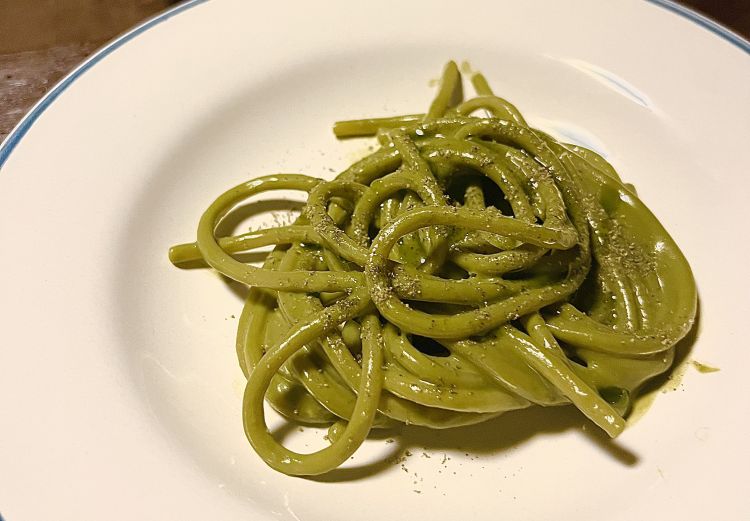 Spaghetto, bieta, semi di girasole e&nbsp;pepe verde
