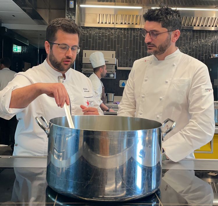 Gli chef al lavoro nelle cucine del ristorante Andrea Aprea a Milano
