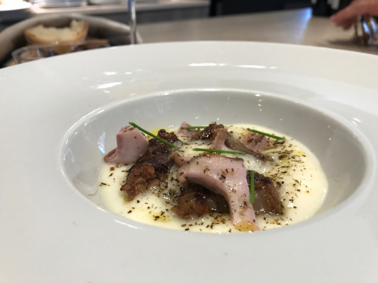 Crema di patate, salsiccia di pecora arrosto, funghi pioppini, polvere di cipolla
